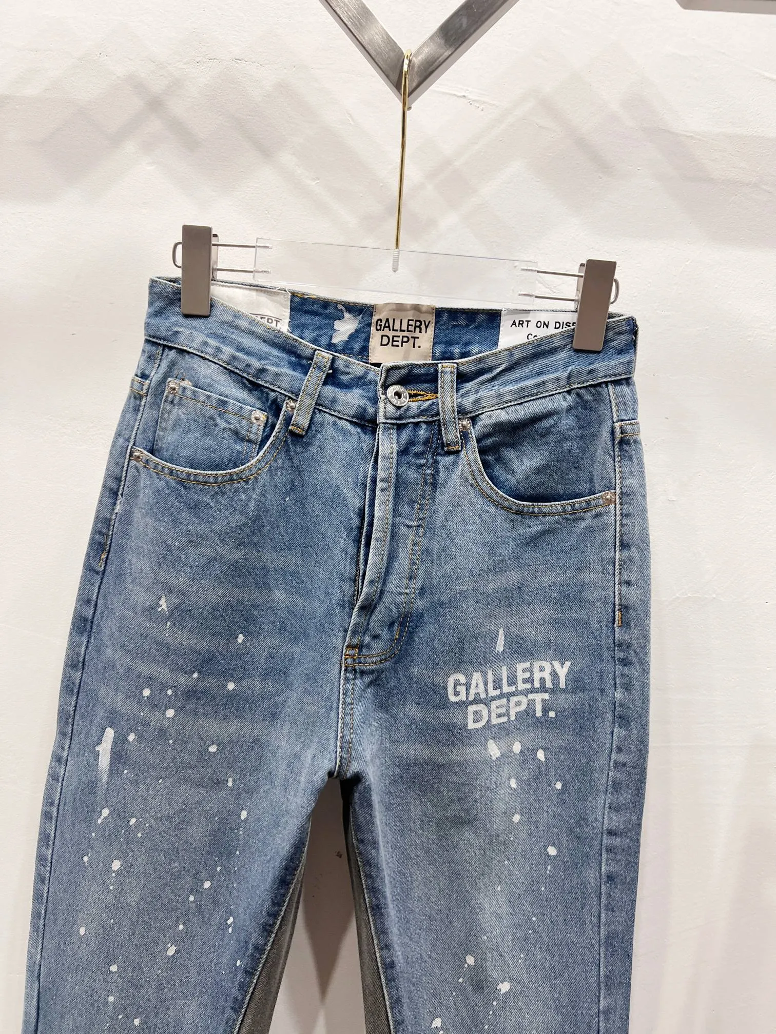 P240 Style number: (A004) GALLERY DEPT. 2025 new splash-ink hand-painted letters splicing couple style loose washed flared jeans 🔥High version🔥High version🔥 Top ceiling quality Styles with different washed textures are very friendly to people with thin legs and thick legs. The slightly flared version is very flattering. Moderate length that never goes out of style, easy to match with casually, basic styling for various styles, a must-have in the wardrobe! The fabric is stiff but also makes the upper body soft without losing texture. The washing process is even more perfect. It is a must-have item for everyone! ! ! Washed wheat, tag, pants label, three complete labels Color: washed black, washed blue Size: 28, 30, 32, 34 (four sizes)